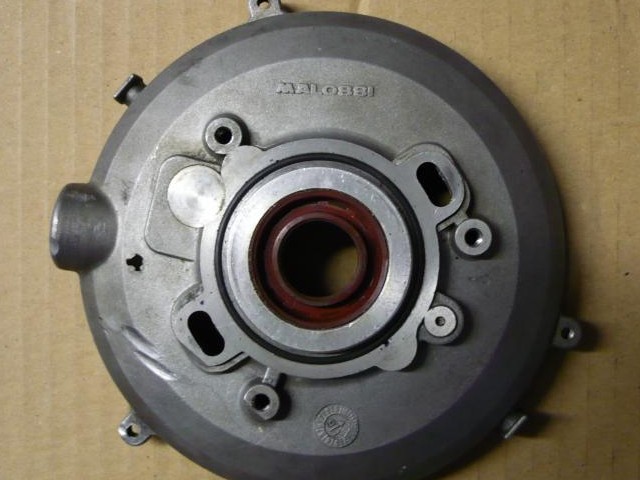 Allumage Motoplat MG
Platine de support spéciale, fabriqué par Malossi.
Comprend un joint spy au milieu et un joint torique sur l'extérieur.
