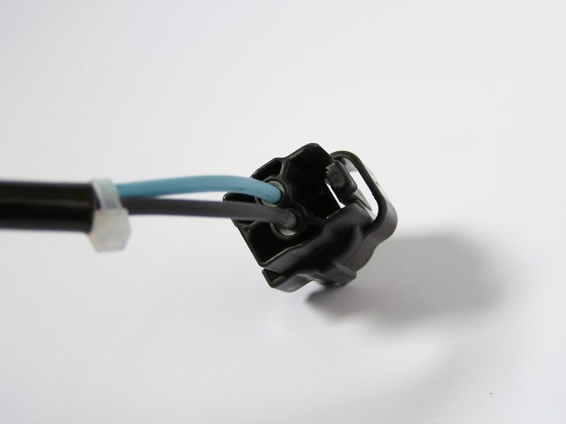 Connecteur AMP EconoSeal
Type 1 chez PVL. Modèle étanche. On peut remarquer sur cette photo les deux joints protégeant les cosses

