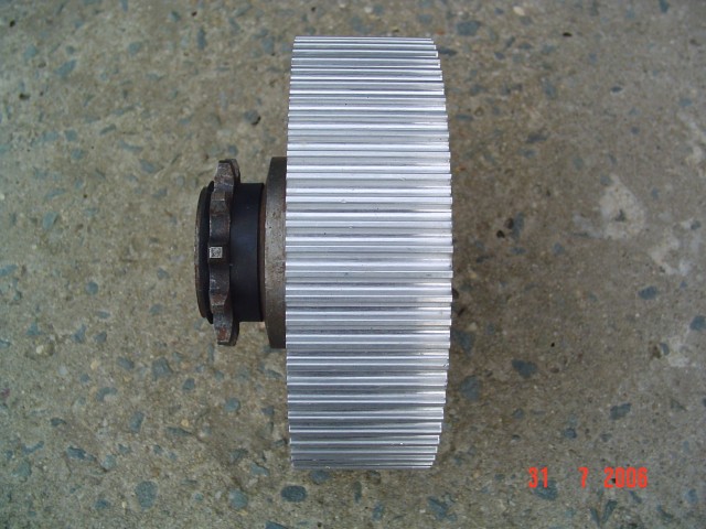 Poulie crantée
Poulie crantée en aluminium, cette pièce n'est pas d'origine. Elle sert uniquement à allèger, en effet celle d'origine est en fonte
