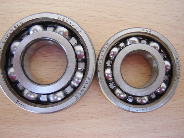 Roulement SKF
A gauche: 6204/C3
A droite: 6203/C3

Les deux étant des cages métalliques
