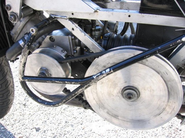 Moteur G2 Bidalot avec carters moteur taillé dans la masse par le propriétaire.

