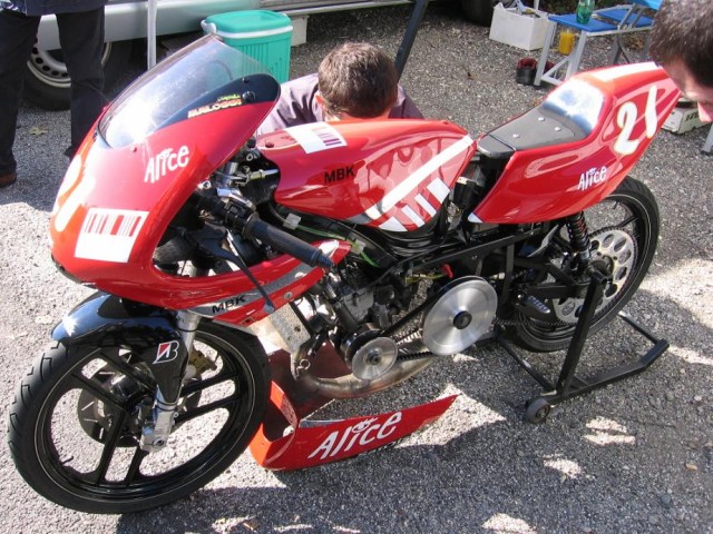 Proto cadre 51 avec carrenages mistral déco ducati.
Moteur Malossi G2A.
