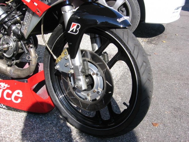 Proto 51.
Proto cadre 51 carrenages mistral déco ducati.
Fourche oléopneumatique Pailoi avec anti-plongée.
