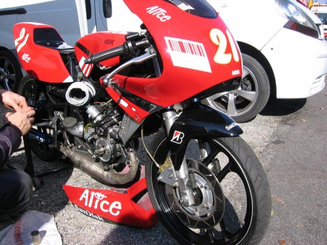 Proto 51.
Proto cadre 51 carrenages mistral déco ducati.
Malossi G2A, carters mbk, allumage Rotronic.
