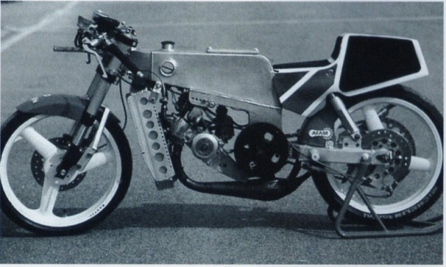 Polini G3 1990
Cylindre 6 transferts à boosters, carters moteur Patrick Anton, carbu de 28 Dell'Orto, allumage Motoplat, admission par clapets dans les carters. Alesage x Course: 40 x 39.7

Cadre et bras oscillant AG5, fourche inversée NFI, jantes Marvic
Mots-clés: Polini G3