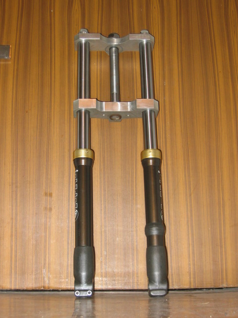 Fourche NFI/CERIANI
Fourche NFI/CERIANI diamètre 32mm , qui était montée sur des machines de type G3 à la fin des années 80 , début des années 90.
Mots-clés: fourche nfi ceriani 32 g3