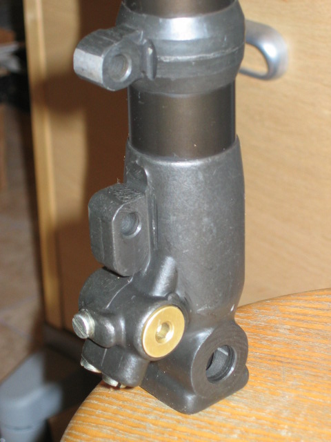 Fourche NFI/CERIANI diamètre 32mm
Le bas du fourreau gauche avec son réglage de détente (6 positions dont une neutre)
