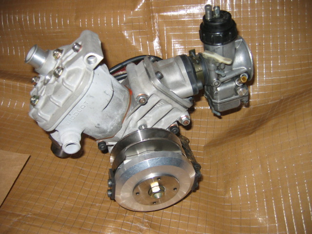 Moteur BIDALOT Gr 3
Moteur BIDALOT G3 , en attente de finition en vu d'un montage dans un chassis MBK Réplica , il faut que je montes un canon inversé sur le vario , que j'applique de la CAF sur la culasse et l'admission , que je fasse un sérieux nettoyage du carbu , que je refasse le berceau arriére à neuf , et que je modifies l'écrou de rotor et le rotor d'allumage
Mots-clés: Moteur BIDALOT Gr 3
