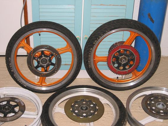 Jantes Bidalot 17"
Jantes Bidalot de 17 pouces complètes avec disques avant/arrière et porte-couronne. Si leur ressemblance avec les jantes JPX vous semble évidente , il n'en n'est pas de mÃªme sur la technique de fabrication (moyeux creux). La finition est tout de mÃªme moins belle que les jantes JPX, il y a d'affreuses traces de moulage au niveau des jonctions branches/moyeux.
Mots-clés: Jantes BIDALOT 17 Pouces