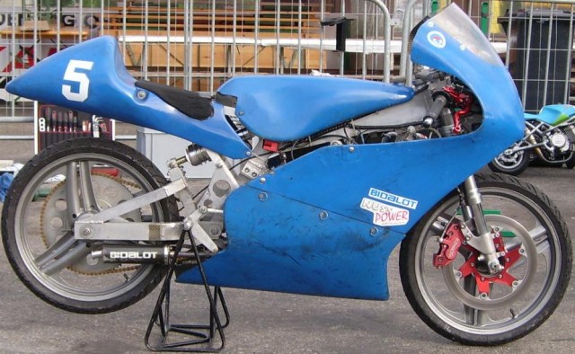 Proto PEG-Bidalot
Cadre poutre en aluminium, amortisseur Fournalès sur mesure; carrénage, fourche Showa et frein Béringer de Honda RS.
Mots-clés: prototype bidalot peg poutre